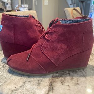Ladies burgundy Toms booties